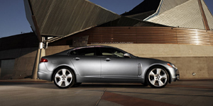 2010 Jaguar XF Pictures