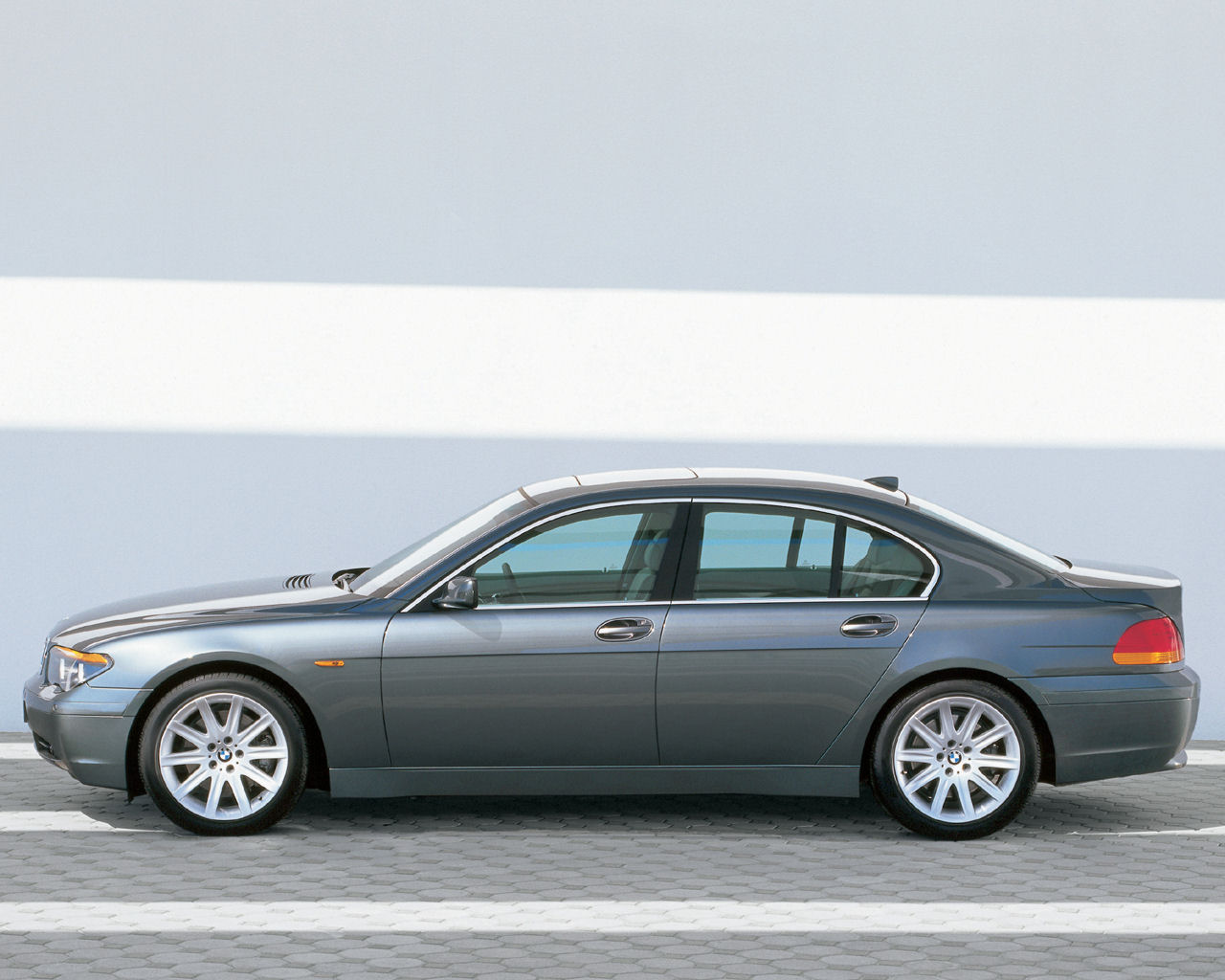 BMW 7-Series Desktop Wallpaper