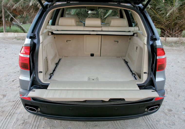 2008 BMW X5 xDrive48i Trunk Picture