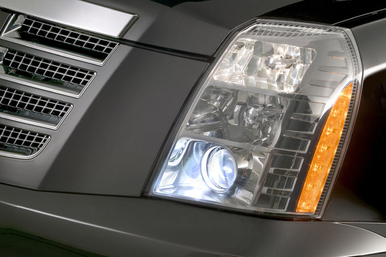 2008 Cadillac Escalade Headlight Picture