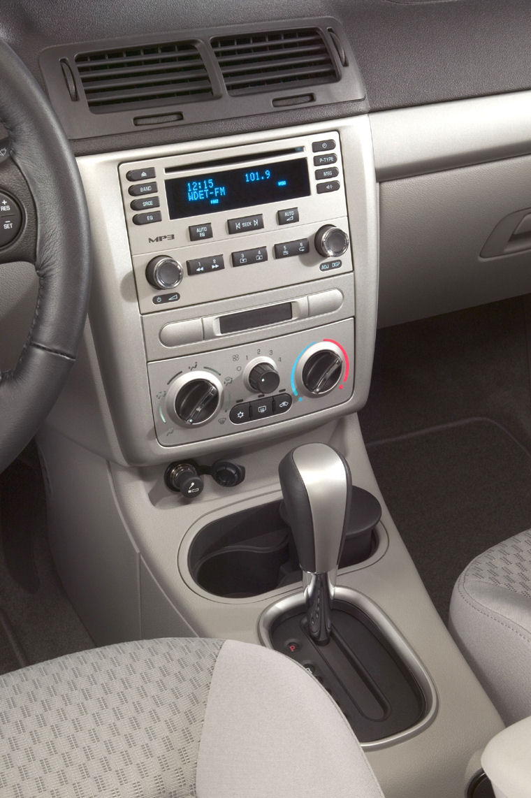 2006 Chevrolet (Chevy) Cobalt LT Center Dash Picture