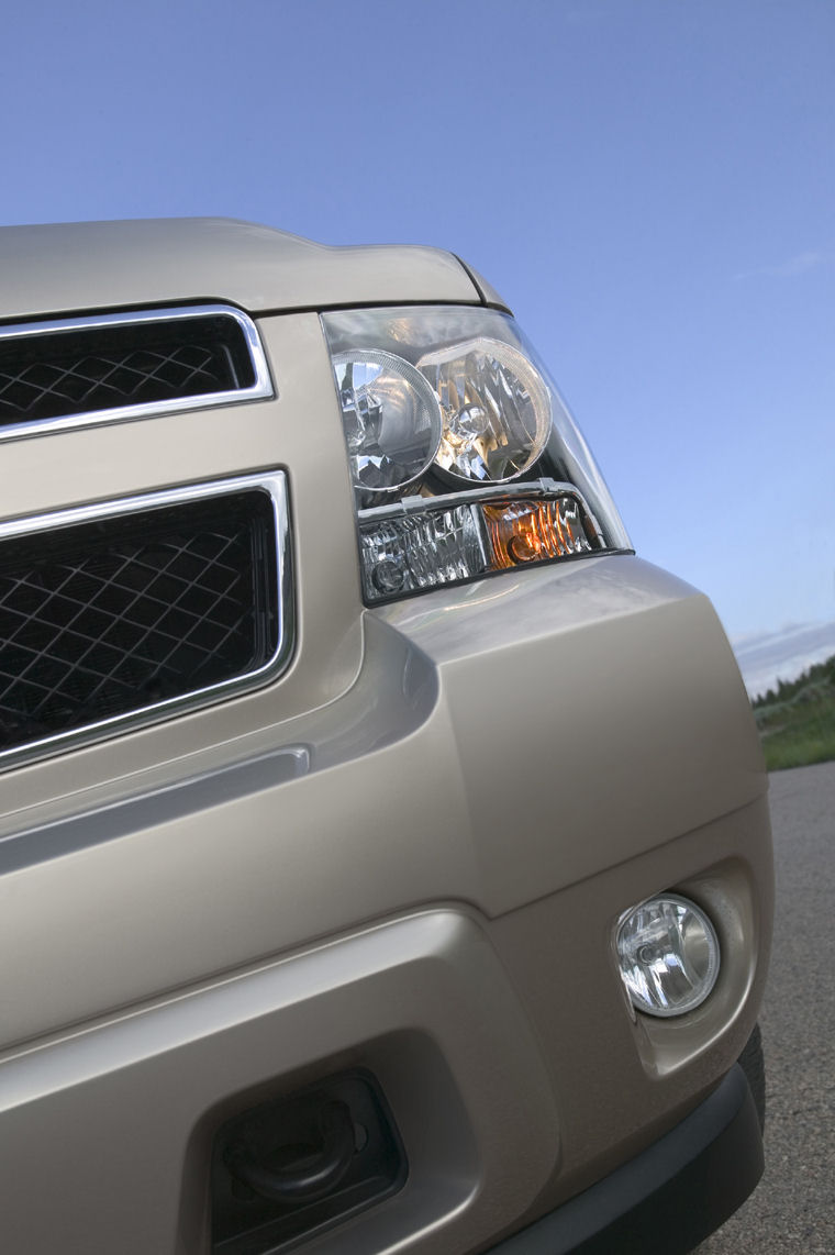 2008 Chevrolet Tahoe LTZ Headlight Picture