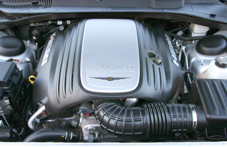 2005 Chrysler 300C 5.7l 8-cylinder HEMI Engine Picture