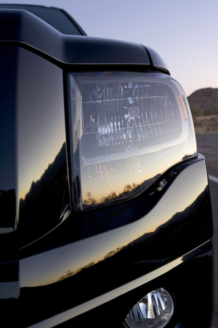 2009 Ford Expedition Headlight Picture