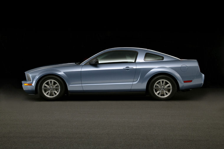 2005 Ford Mustang V6 Picture