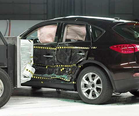 2010 Infiniti EX35 IIHS Side Impact Crash Test Picture