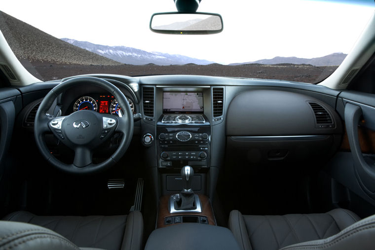 2010 Infiniti FX50 Cockpit Picture