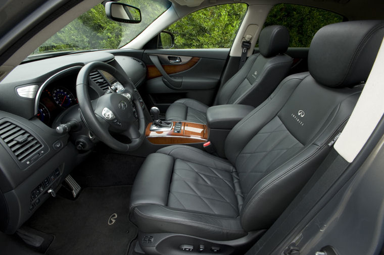 2010 Infiniti FX50 Front Seats Picture