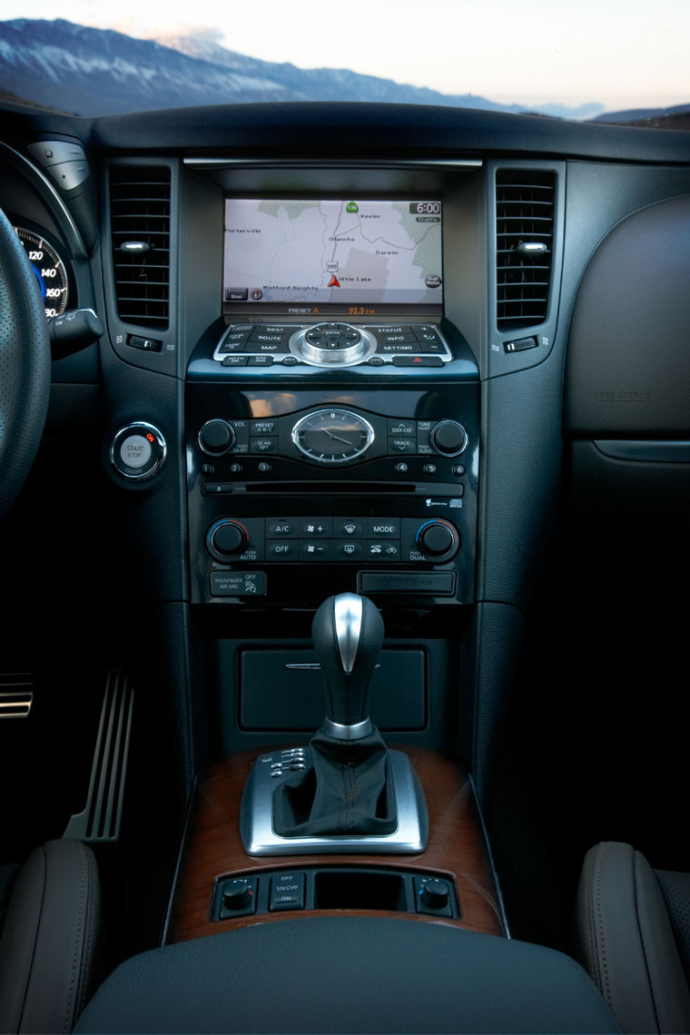 2010 Infiniti FX50 Center Console Picture