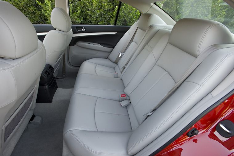 2009 Infiniti G37S Rear Seats Picture