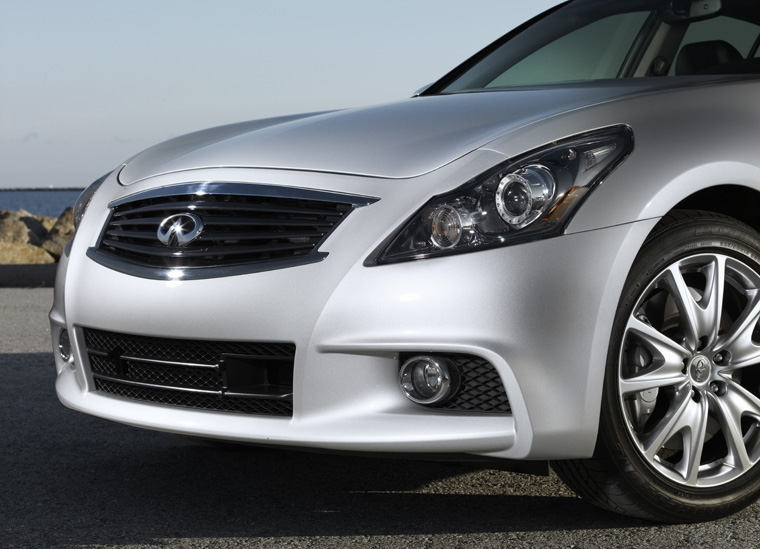 2011 Infiniti G37S Sedan Headlight Picture