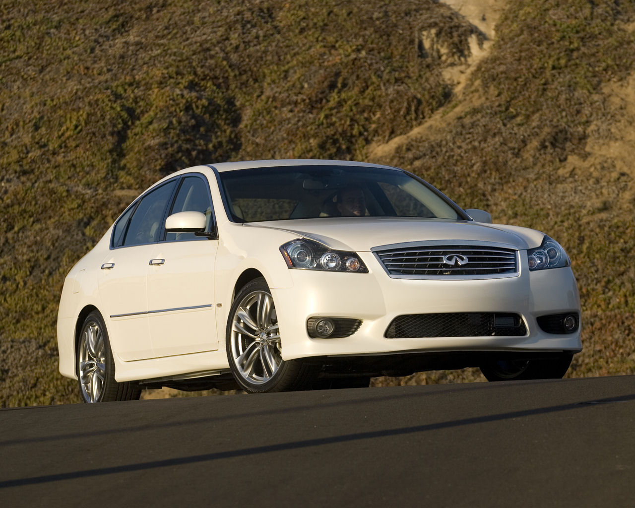 Infiniti M Desktop Wallpaper