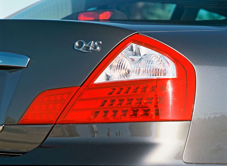 2005 Infiniti Q45 Tail Light Picture