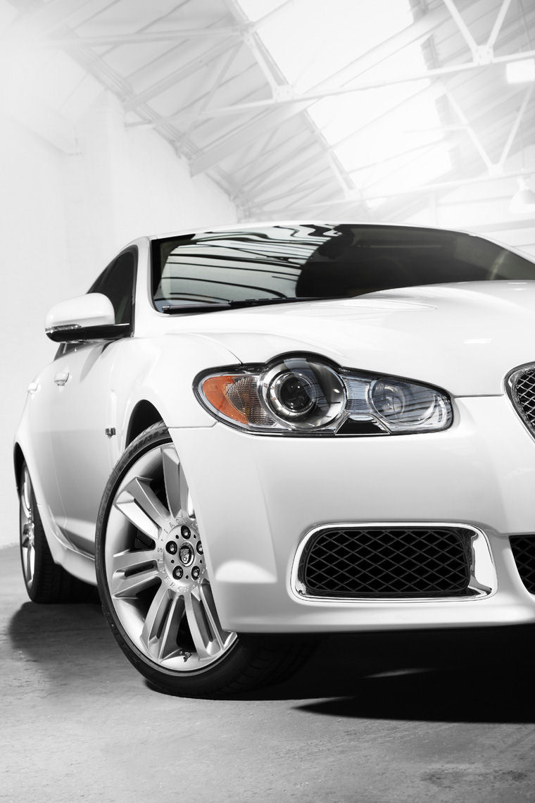 2011 Jaguar XFR Headlight Picture