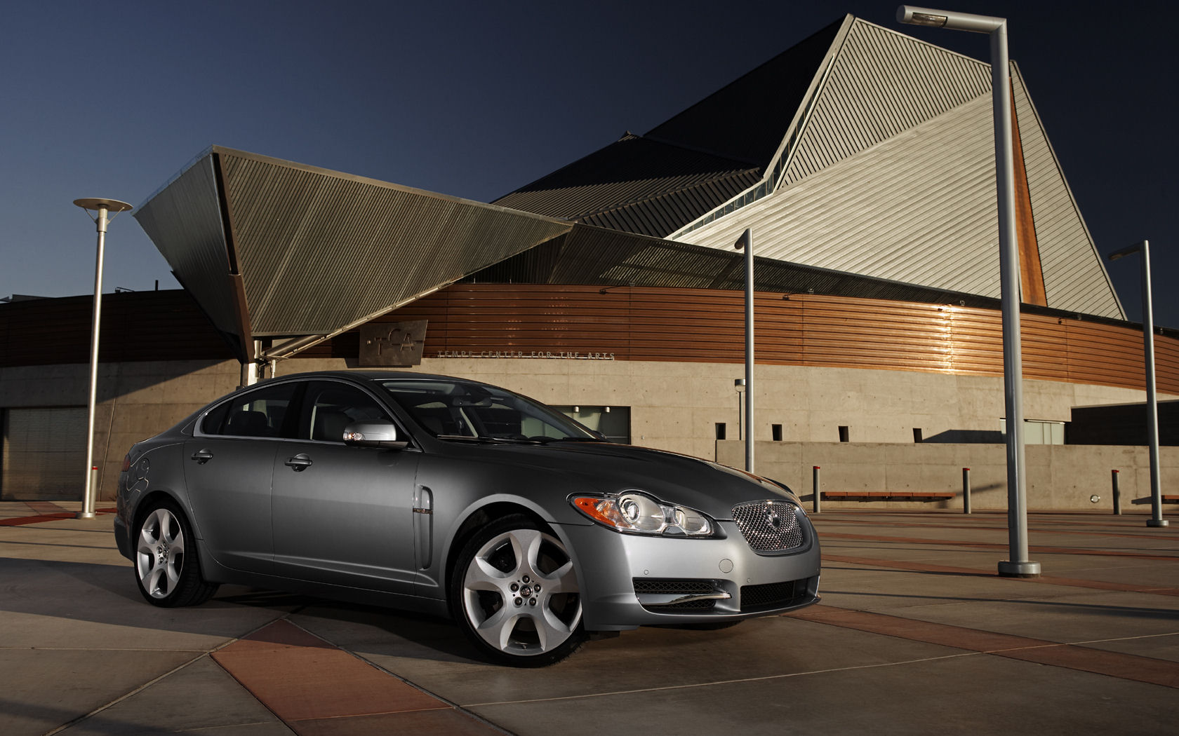 Jaguar XF Desktop Wallpaper