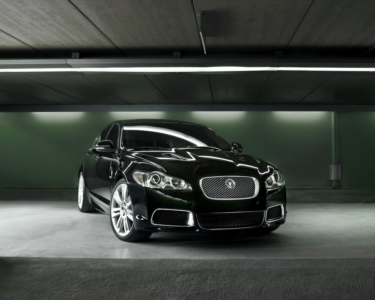 Jaguar XF Desktop Wallpaper