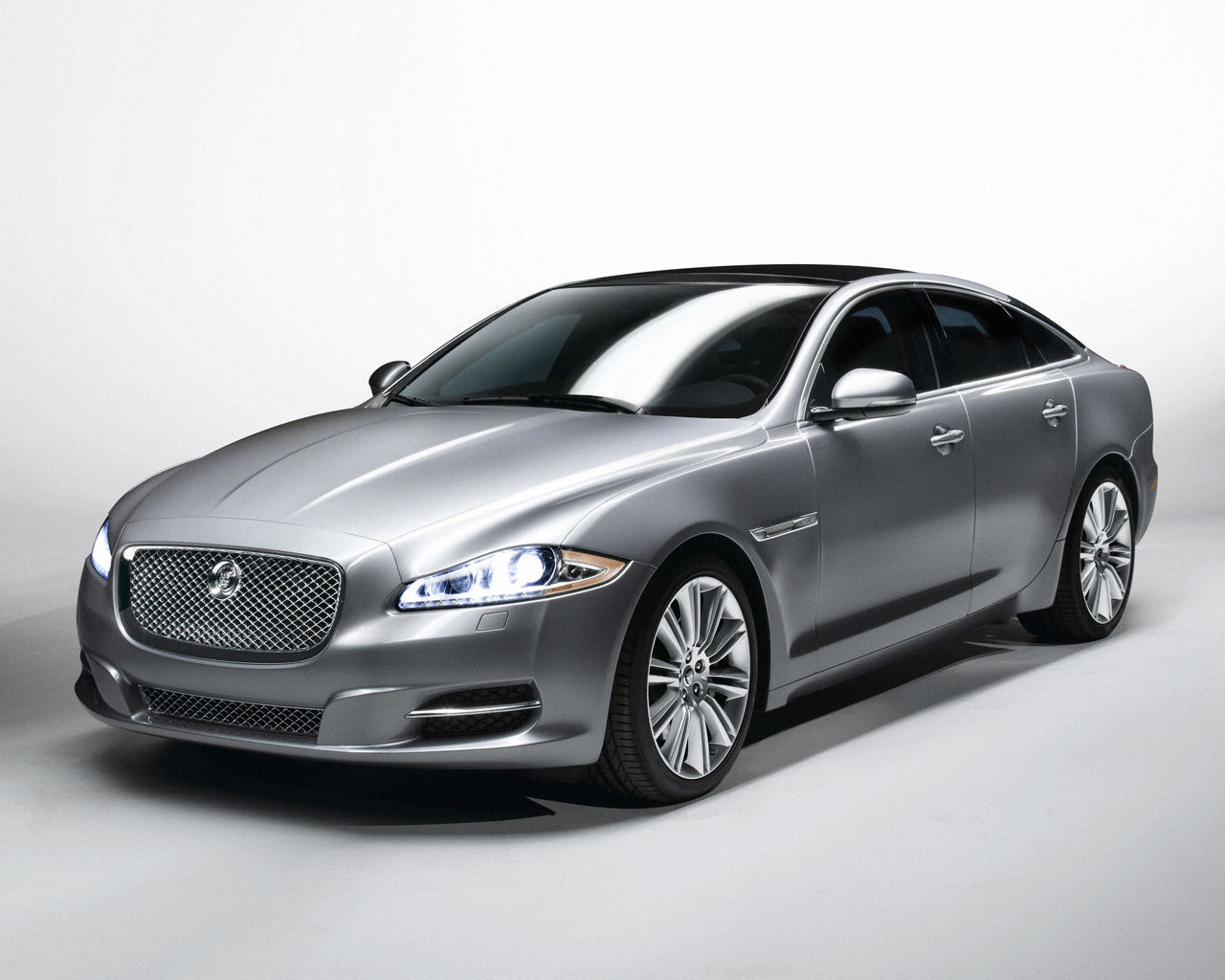 Jaguar XJ Desktop Wallpaper