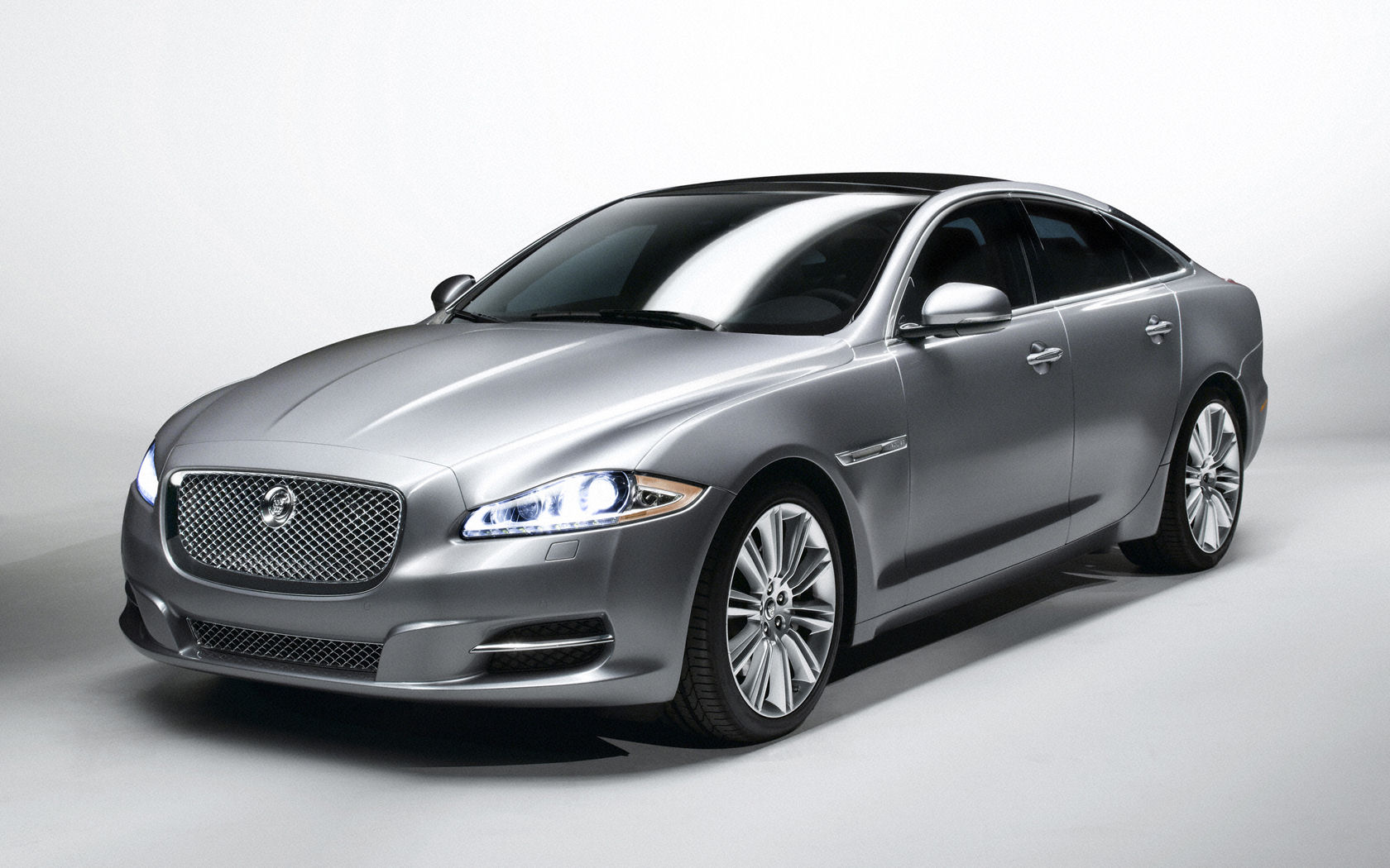 Jaguar XJ Desktop Wallpaper