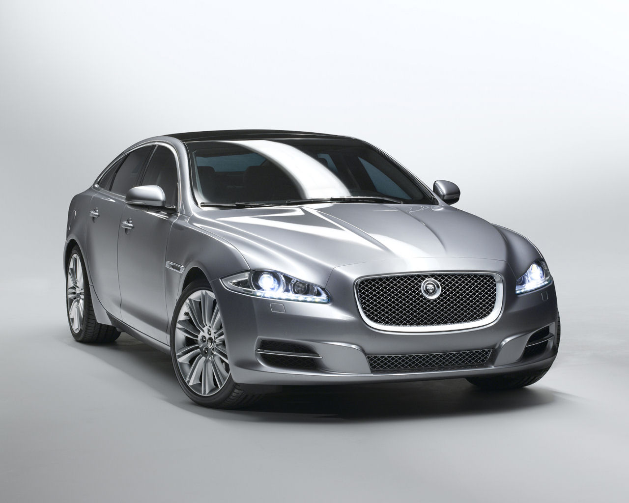 Jaguar XJ Desktop Wallpaper