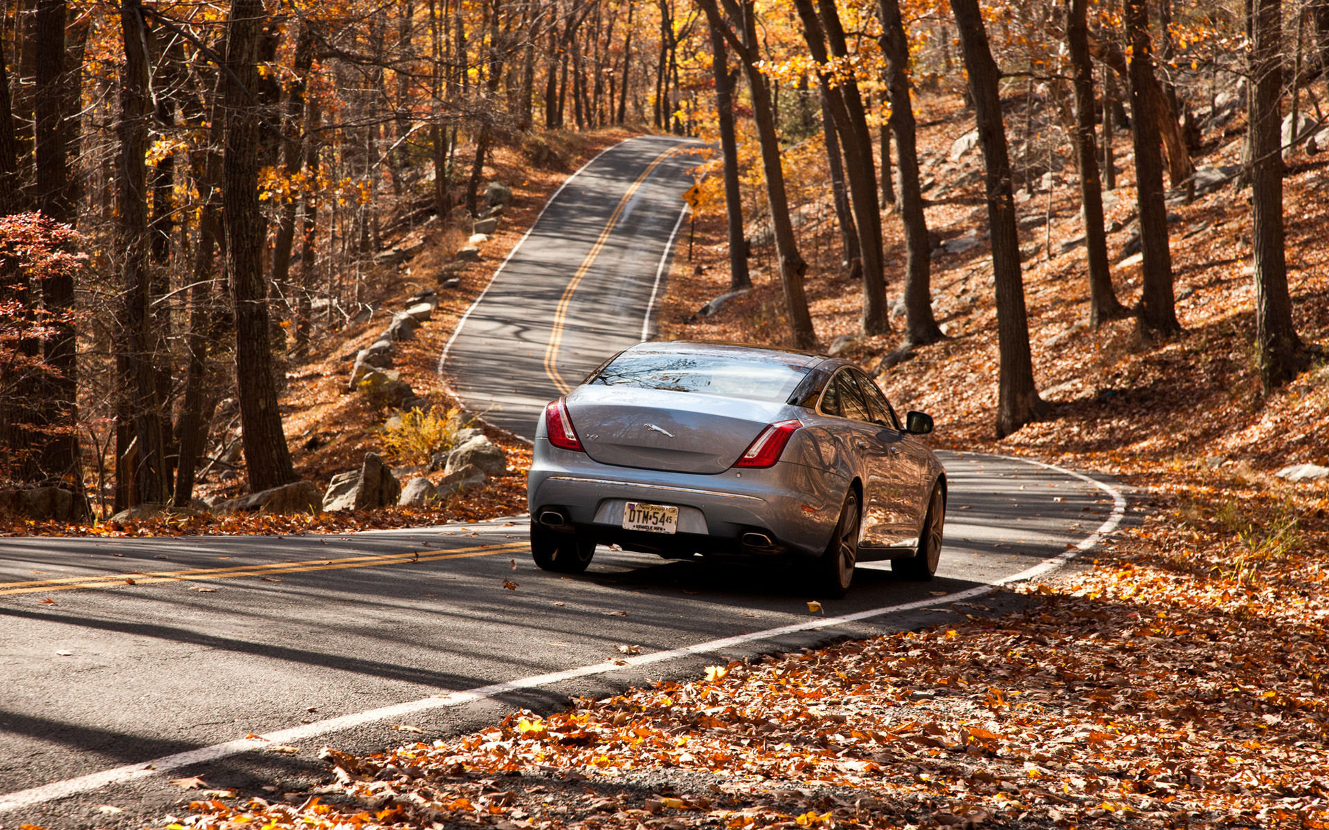 Jaguar XJ Desktop Wallpaper