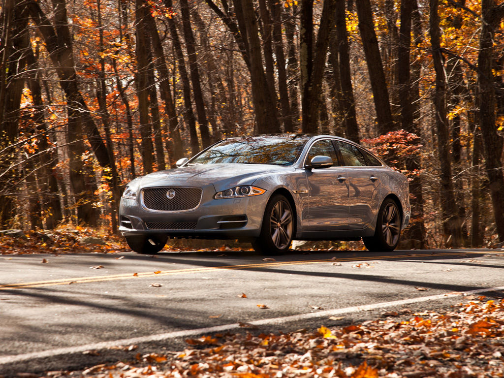 Jaguar XJ Desktop Wallpaper