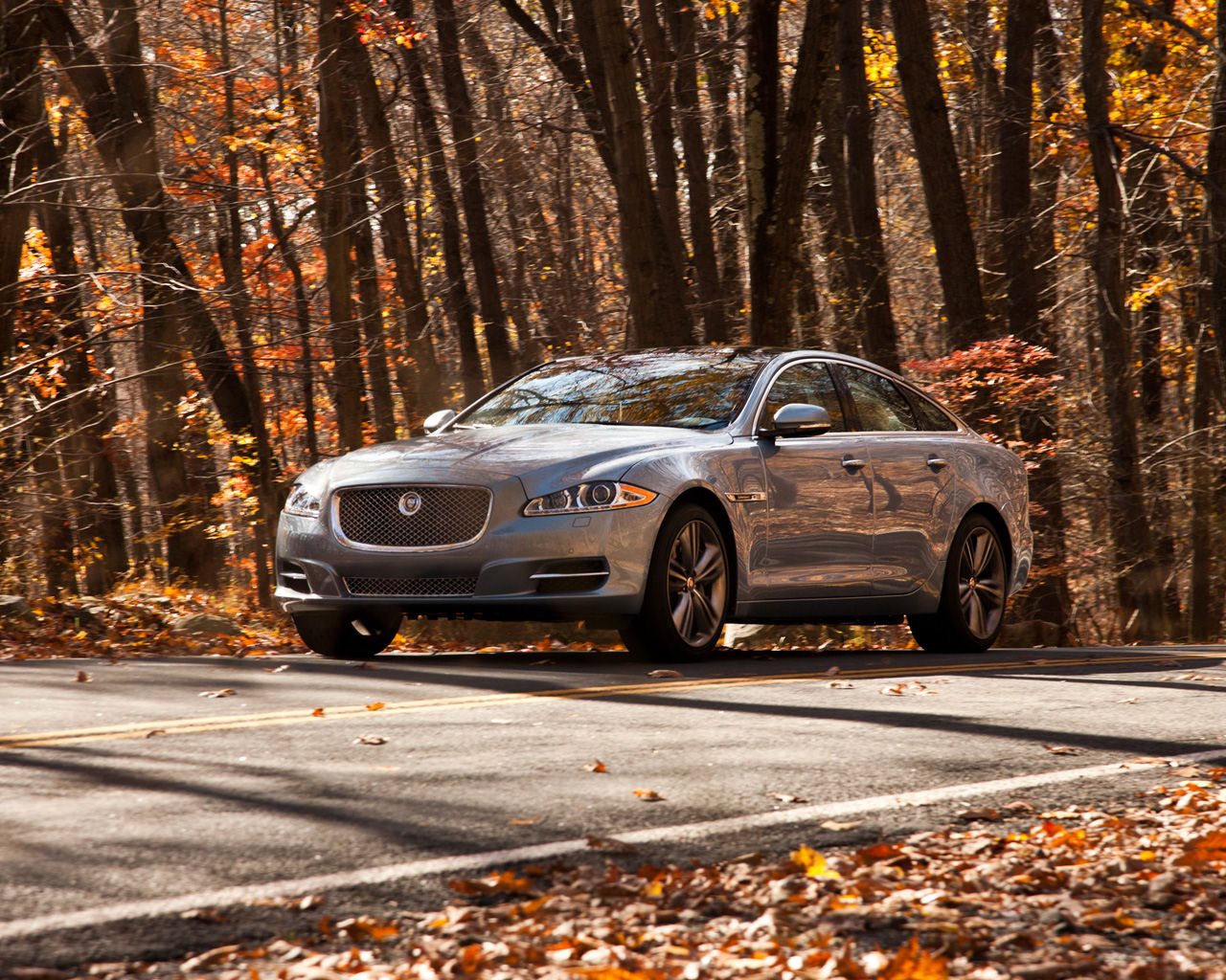 Jaguar XJ Desktop Wallpaper