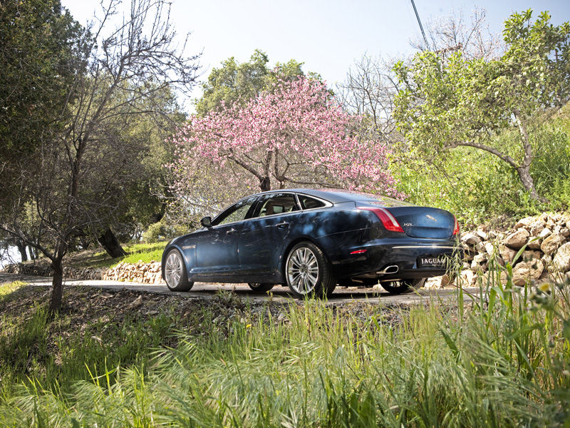 Jaguar XJ Desktop Wallpaper