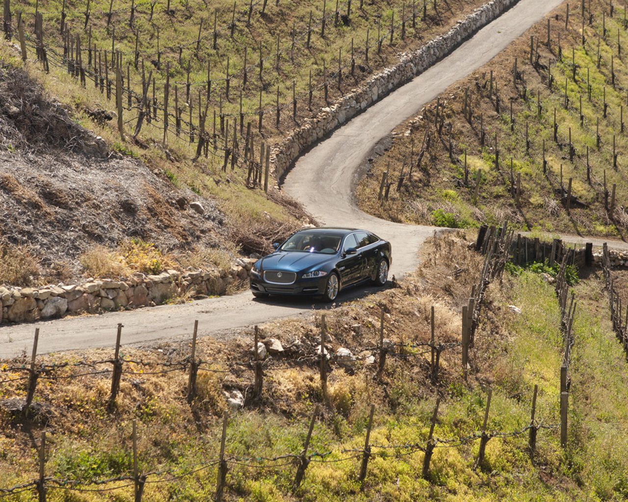 Jaguar XJ Desktop Wallpaper