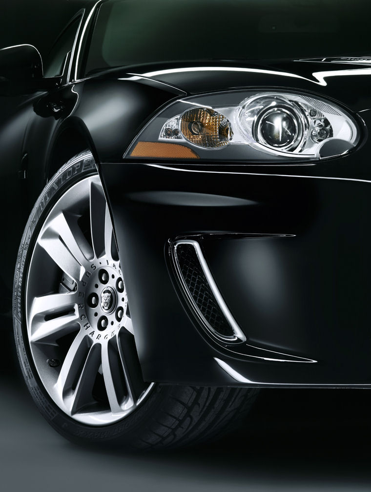 2010 Jaguar XKR Headlight Picture