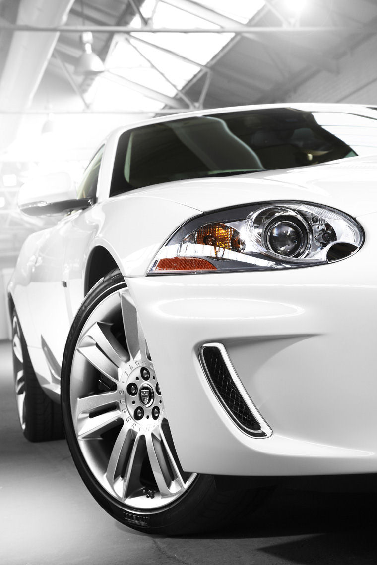 2011 Jaguar XKR Headlight Picture