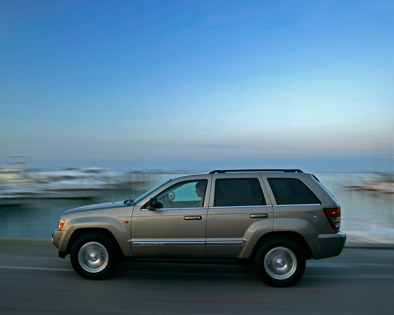 Jeep Grand Cherokee Desktop Wallpaper