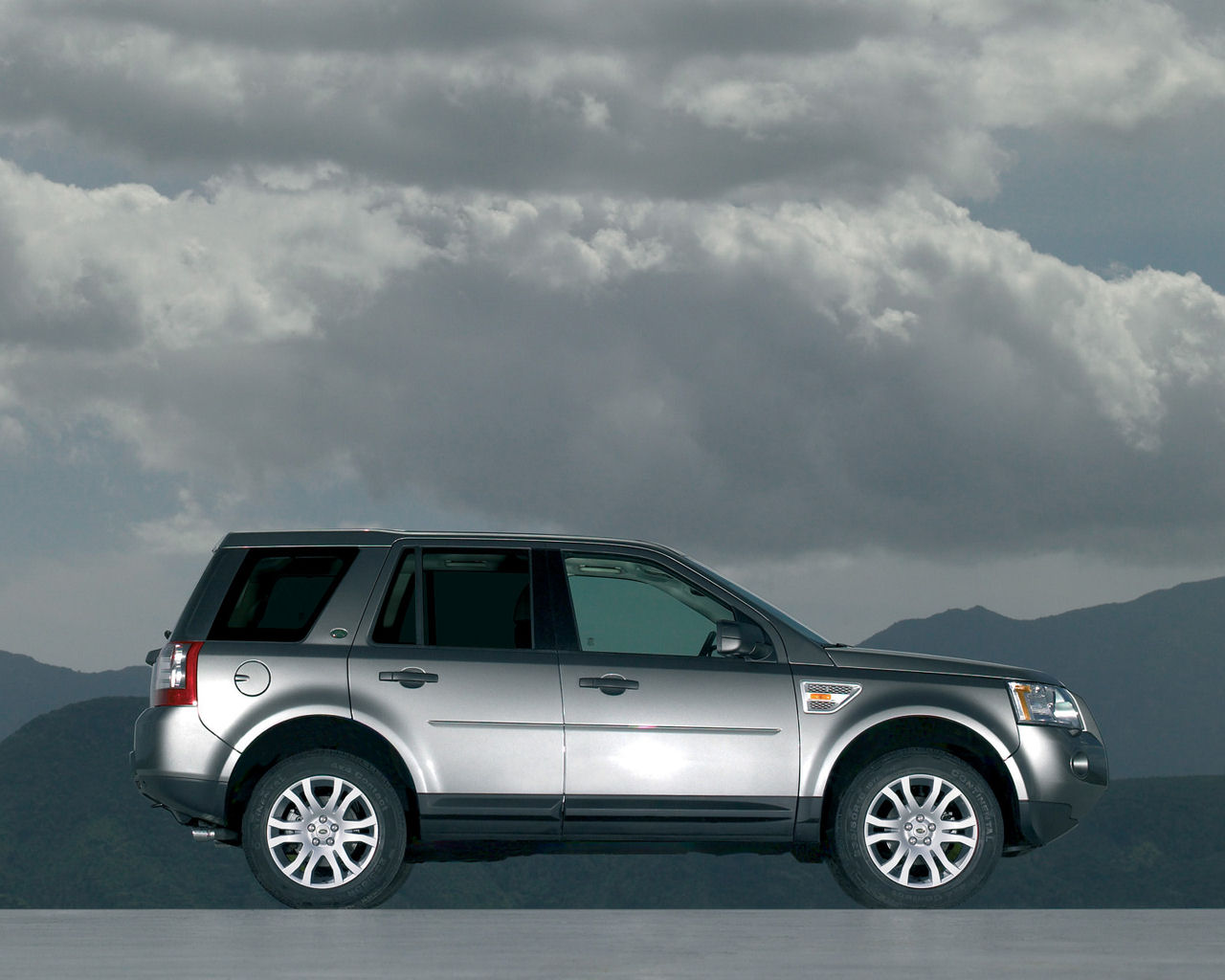 Land Rover LR2 Desktop Wallpaper