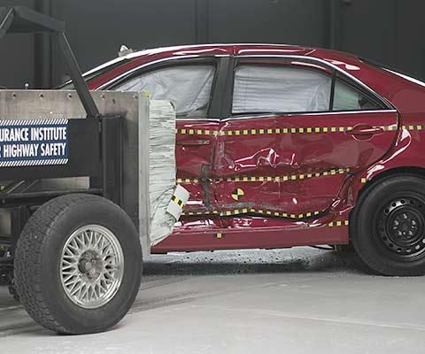 2008 Lexus ES 350 IIHS Side Impact Crash Test Picture