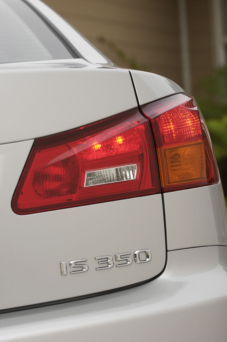2008 Lexus IS 350 Tail Light Picture
