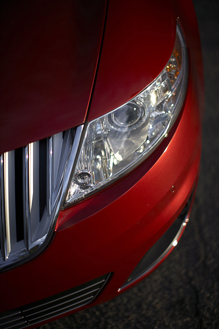 2009 Lincoln MKS Headlight Picture