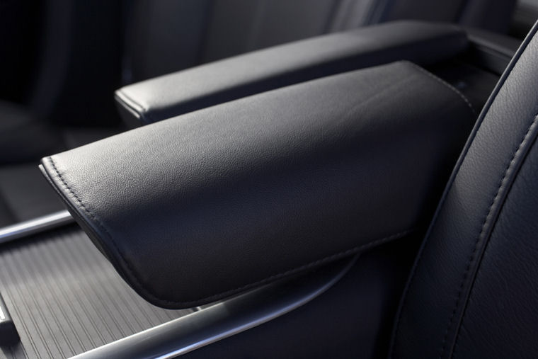 2010 Lincoln MKS Center Armrest Picture