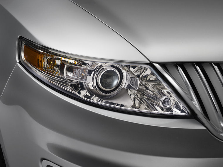 2010 Lincoln MKS Headlight Picture