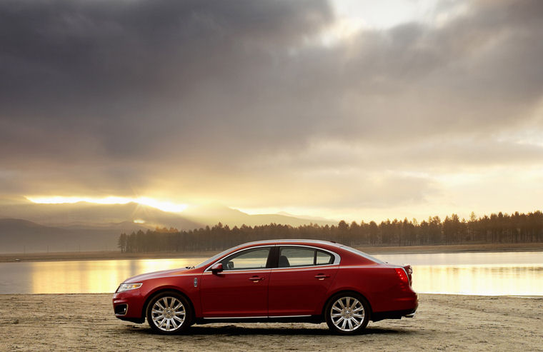 2010 Lincoln MKS Picture