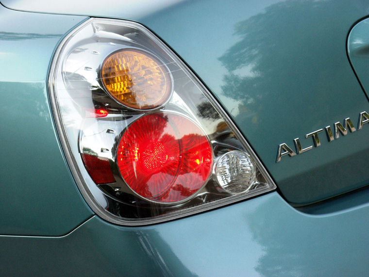 2004 Nissan Altima 3.5 SE Tail Light Picture