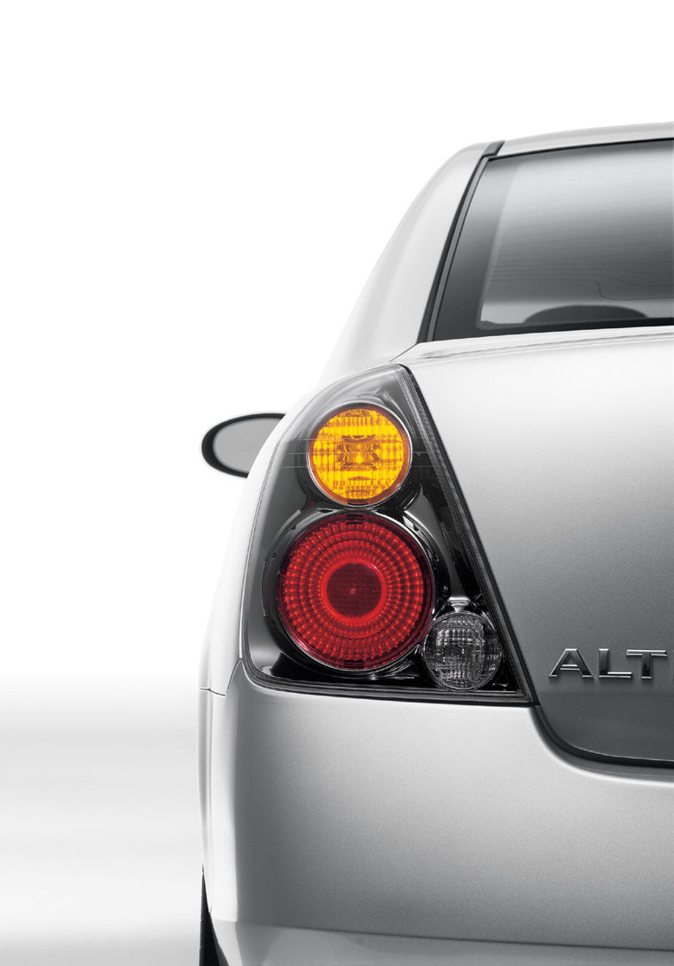 2004 Nissan Altima 3.5 SE Tail Light Picture