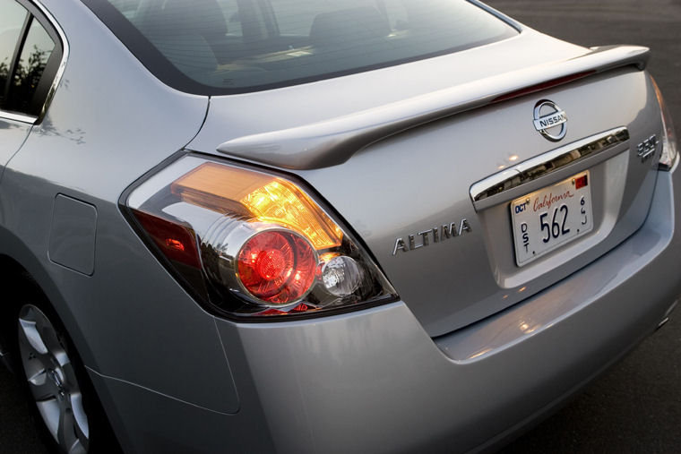 2008 Nissan Altima 3.5 SL Tail Light Picture