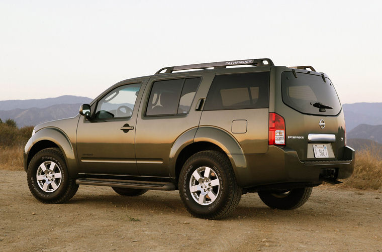 2005 Nissan Pathfinder SE Picture