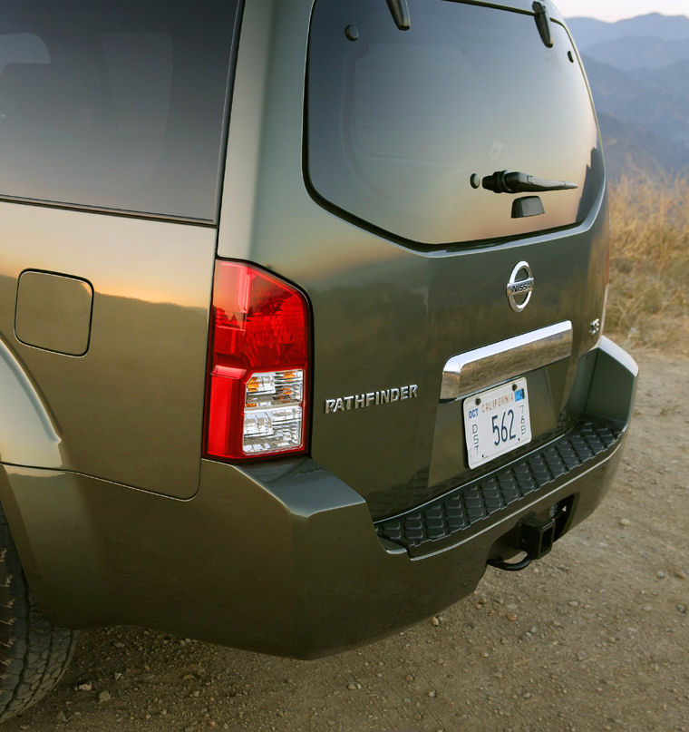 2005 Nissan Pathfinder SE Tail Light Picture