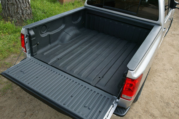 2004 Nissan Titan Crew Cab Loading Bed Picture