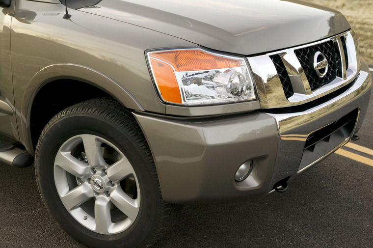 2009 Nissan Titan Crew Cab Headlight Picture