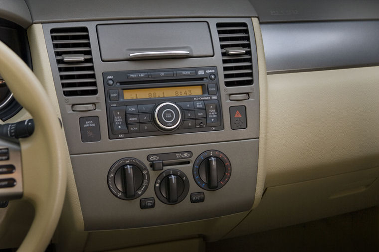 2008 Nissan Versa Sedan Center Dashboard Picture