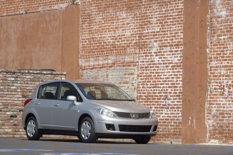 2008 Nissan Versa Hatchback Picture