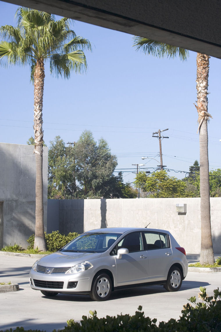 2008 Nissan Versa Hatchback Picture