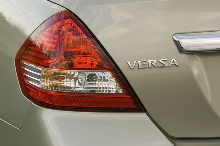 2008 Nissan Versa Sedan Rearlight Picture