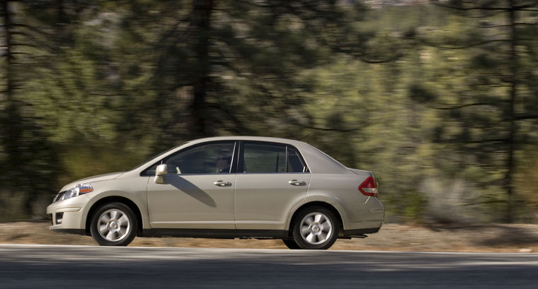 2009 Nissan Versa Sedan Picture